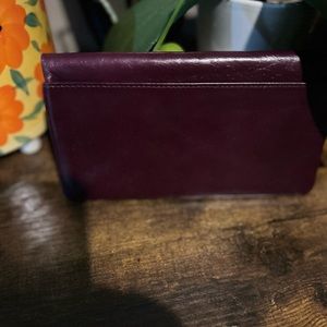HOBO Lumen wallet in eggplant